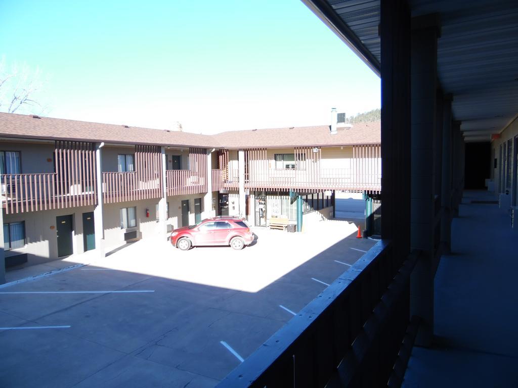 סאנדנס Bear Lodge Motel מראה חיצוני תמונה