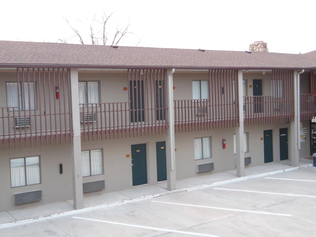 סאנדנס Bear Lodge Motel מראה חיצוני תמונה