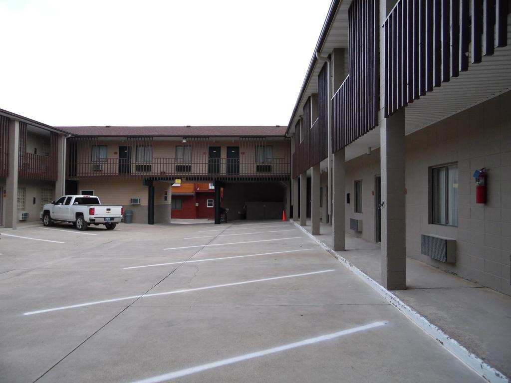 סאנדנס Bear Lodge Motel מראה חיצוני תמונה