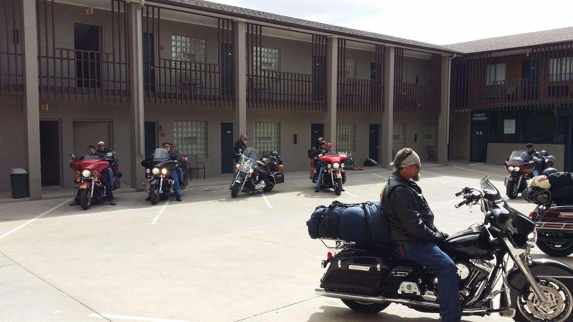 סאנדנס Bear Lodge Motel מראה חיצוני תמונה